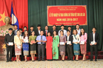 Lễ tốt nghiệp và trao Chứng chỉ tiếng Việt cho LHS Lào năm học 2016-2017