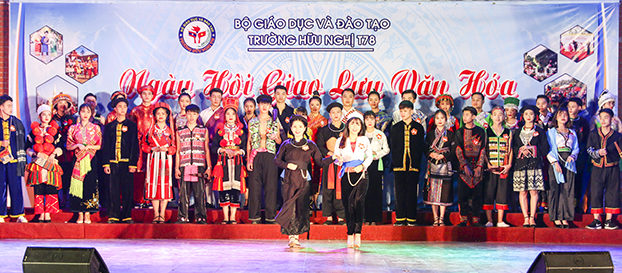 Học sinh, sinh viên trường Hữu Nghị T78 trình diễn trang phục dân tộc trong ngày hội giao lưu văn hóa Việt Nam - Lào 2019