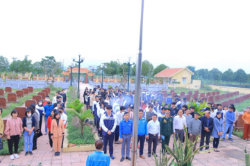 Cán bộ giáo viên và LHS Lào dâng hương tưởng nhớ các Anh hùng liệt sĩ tại nghĩa trang liệt sĩ xã Thọ Lộc