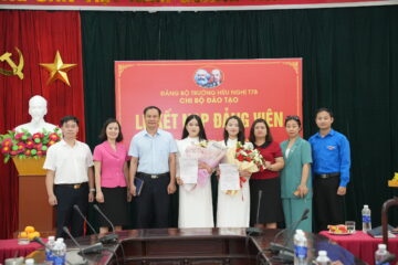 CHI BỘ ĐÀO TẠO TỔ CHỨC KẾT NẠP ĐẢNG VIÊN CHO HAI HỌC SINH KHỐI 12, KHOÁ 27